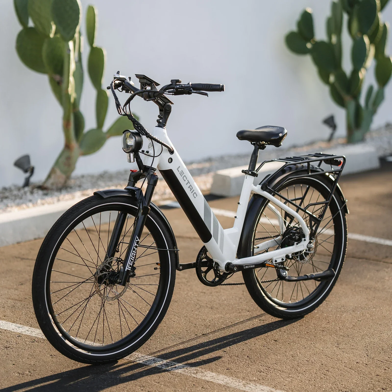 XPress 750 Step-Thru + FREE Rear Rack, Fenders, Elite Headlight, Suspension Seat Post ($336 Value) - Image 8
